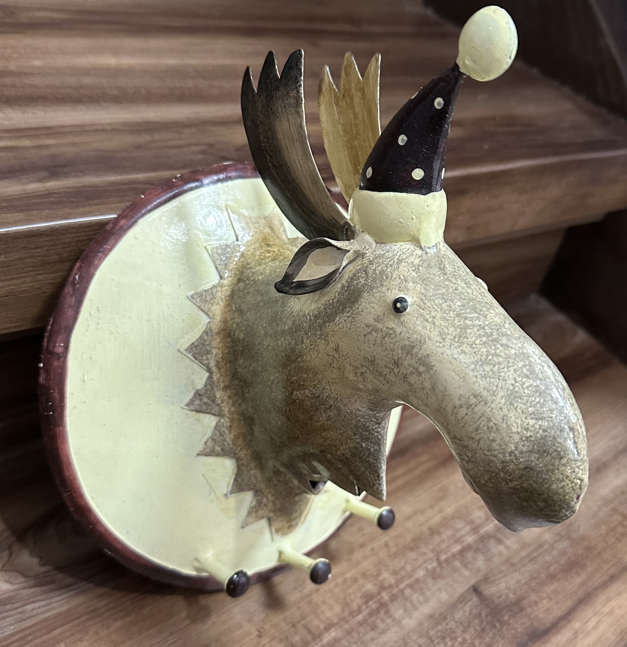 Pape Kunstgewerbe Wandhaken Trophäe Weihnachtsedition - Elch mit Weihnachtsmütze Pape Kunstgewerbe Wandhaken Trophäe Weihnachtsedition - Elch mit Weihnachtsmütze