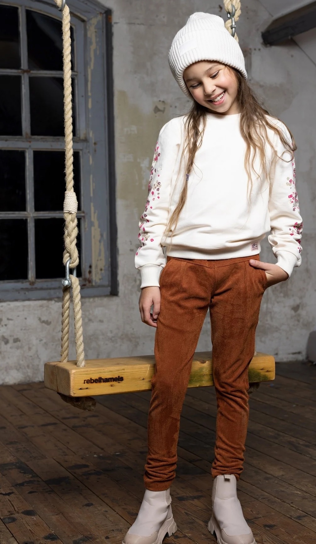 nono-meisjes-broek-twill-jersey-snooze-puppy-bruin-Kopie NONO Hose in Cognac mit Struktur