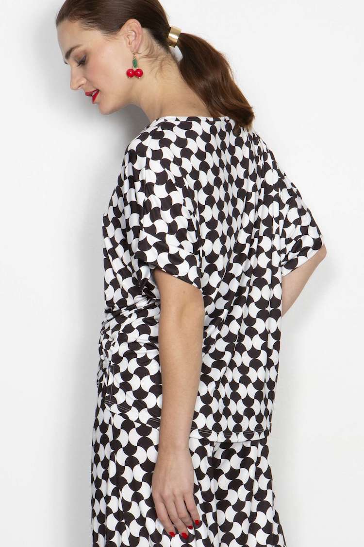 Marivie Daily Kurzarm Oberteil Retro Art Black - SALE