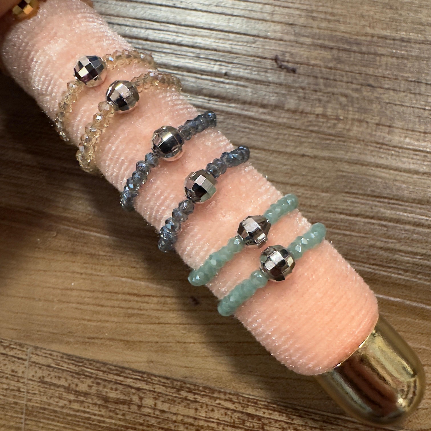 Lua Elastisches Ring - Taupe Steine mit Silber Perle