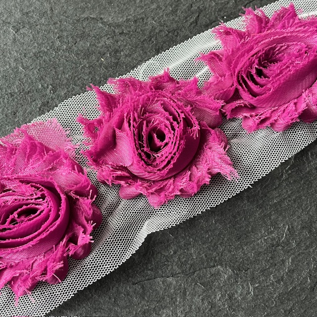 Wowzers Shabby Chic Stoffblume Blüte am Band - Aubergine - 3 Blumen Wowzers Shabby Chic Stoffblume Blüte am Band - Aubergine - 3 Blumen