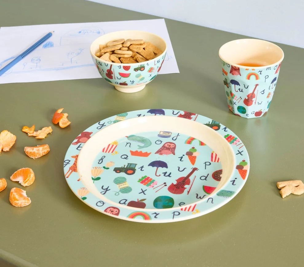 RICE Kinderteller Blau mit ABC Print aus Melamin – 22 cm RICE Kinderteller Blau mit ABC Print aus Melamin – 22 cm