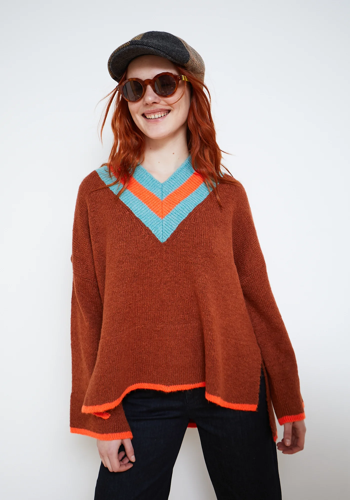 Dr Bloom Hug Pullover in Braun & Hellblau - Oversized Strickpulli mit V-Ausschnitt 