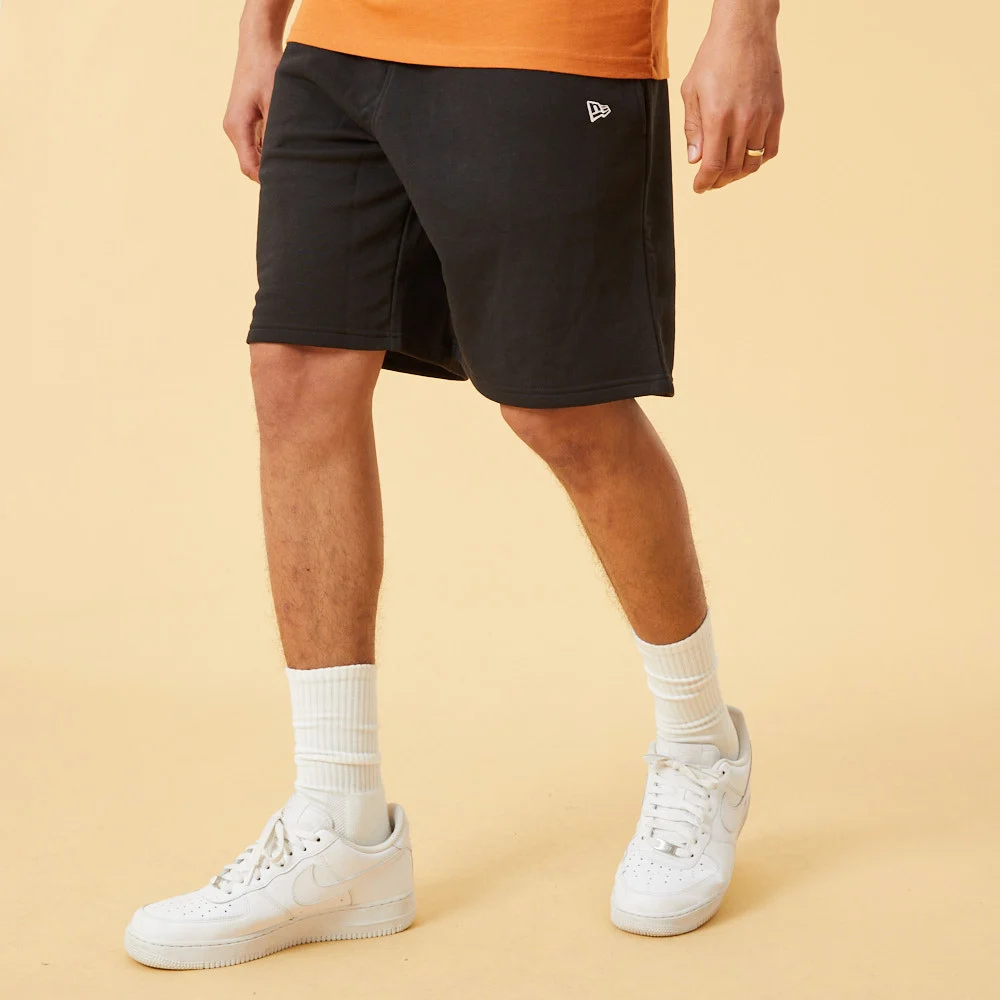 New Era Shorts - schwarz