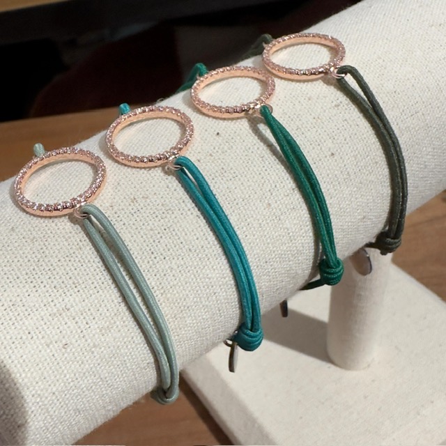 PHOTO-2023-11-07-14-18-14 Lua Circle of Life Armband - Elastisch mit Gold Kreis - Hellgrün, Petrol, Grün, Oliv