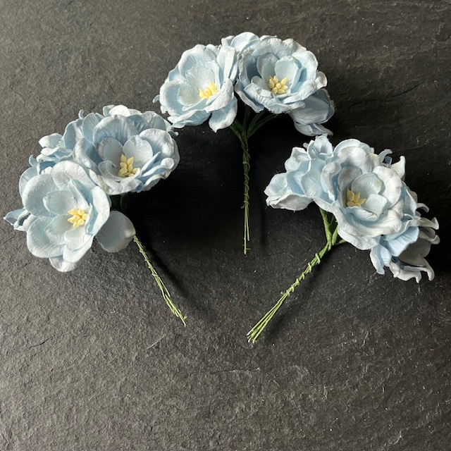 Wowzers Blüten aus Maulbeerpapier - Magnolien Blau - 15 Blumen 