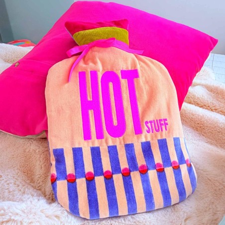 NOI Hamburg Wärmflasche aus Samt – Pillar HOT STUFF | Kuschelige Geschenkidee NOI Hamburg Wärmflasche aus Samt – Pillar HOT STUFF | Kuschelige Geschenkidee