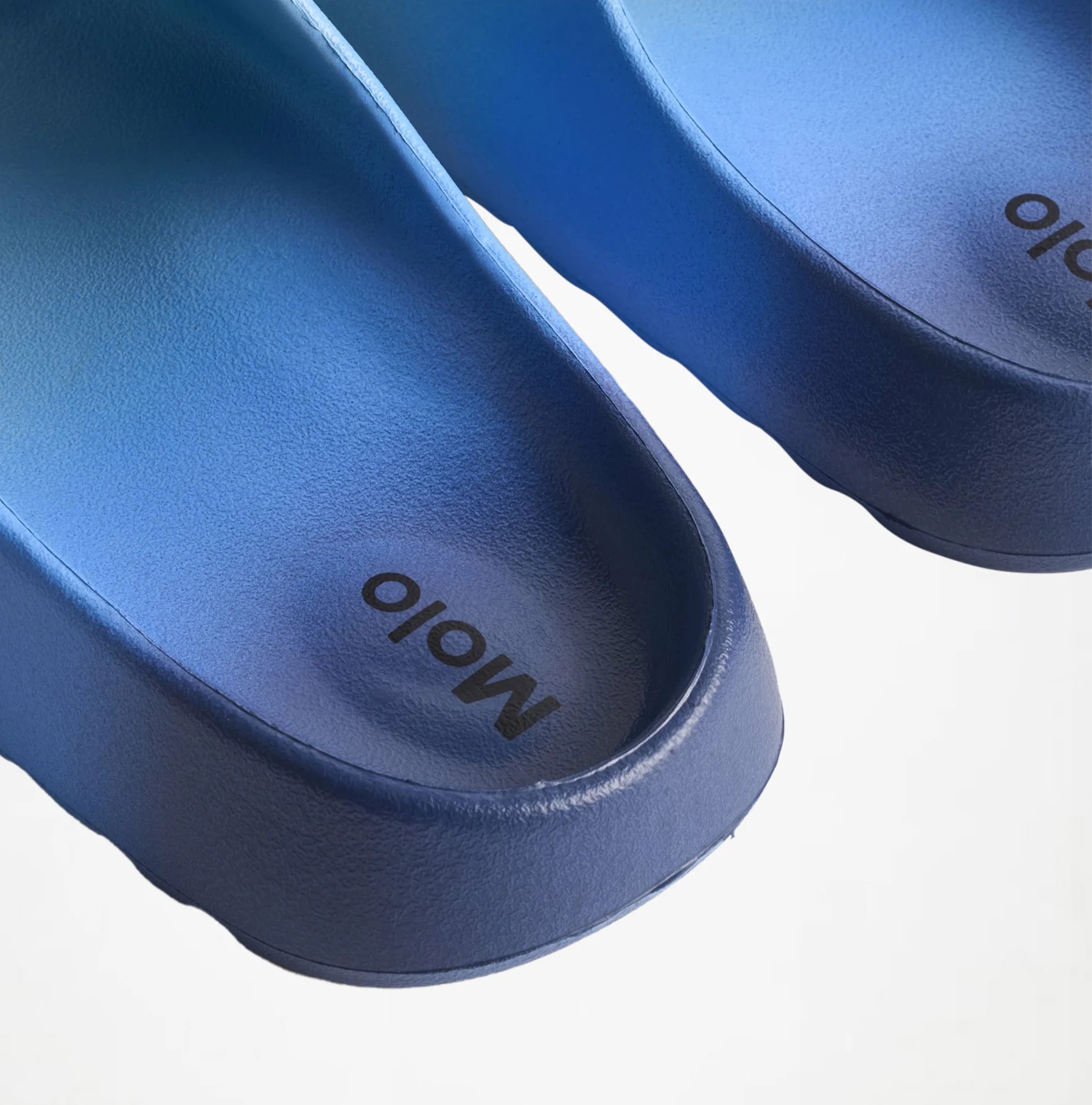 Molo Zion Slide Flip Flop Sandalen mit Farbverlauf von Navyblau bis Hellblau Molo Zion Slide Flip Flop Sandalen mit Farbverlauf von Navyblau bis Hellblau