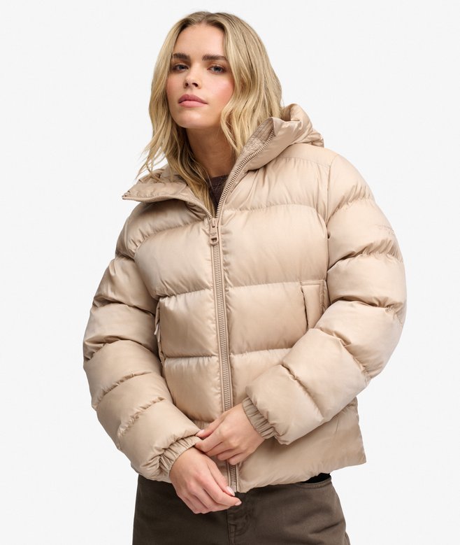 Superdry Damen Glänzende Winter Steppjacke mit Kapuze – Schmale Passform in Mushroom Beige Superdry Damen Glänzende Winter Steppjacke mit Kapuze – Schmale Passform in Mushroom Beige