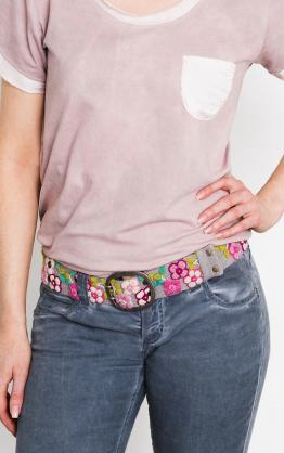 Smitten Gürtel bestickt in hellgrau mit bunten Blumen - Margarita Rosy