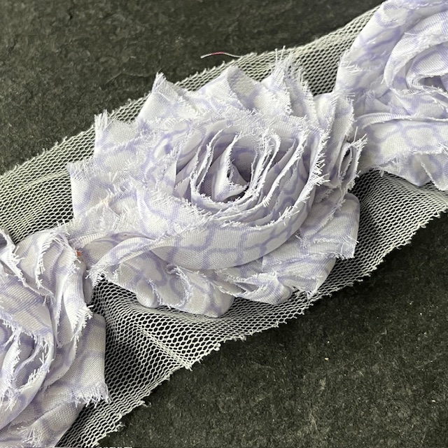 Wowzers Shabby Chic Stoffblume Blüte am Band - Flieder Lattice - 3 Blumen Wowzers Shabby Chic Stoffblume Blüte am Band - Flieder Lattice - 3 Blumen