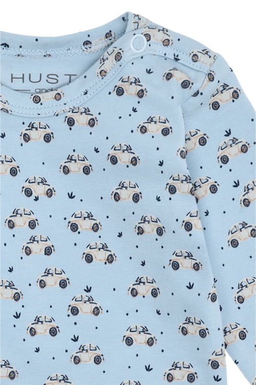Hust & Claire Langarm Body in Hellblau mit Autos Allover
