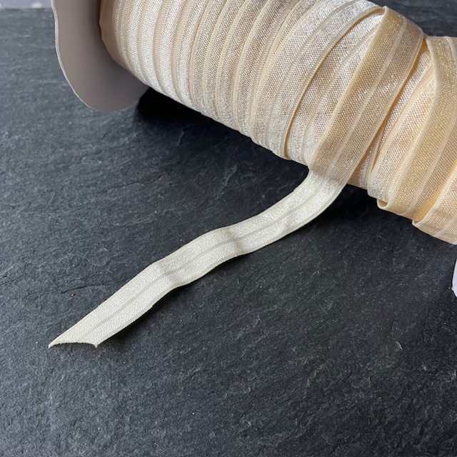 Wowzers Bastelbedarf elastischen Satin Band in Vanille Creme- 1 Meter Wowzers Bastelbedarf elastischen Satin Band in Vanille Creme- 1 Meter