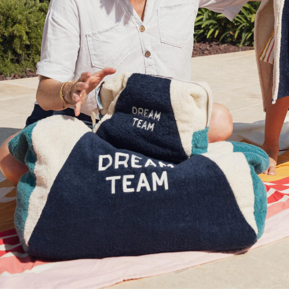 Chamaye Grand Cabas Frottee Beach Bag Strandtasche in Blau - Dream Team Chamaye Grand Cabas Frottee Beach Bag Strandtasche in Blau - Dream Team