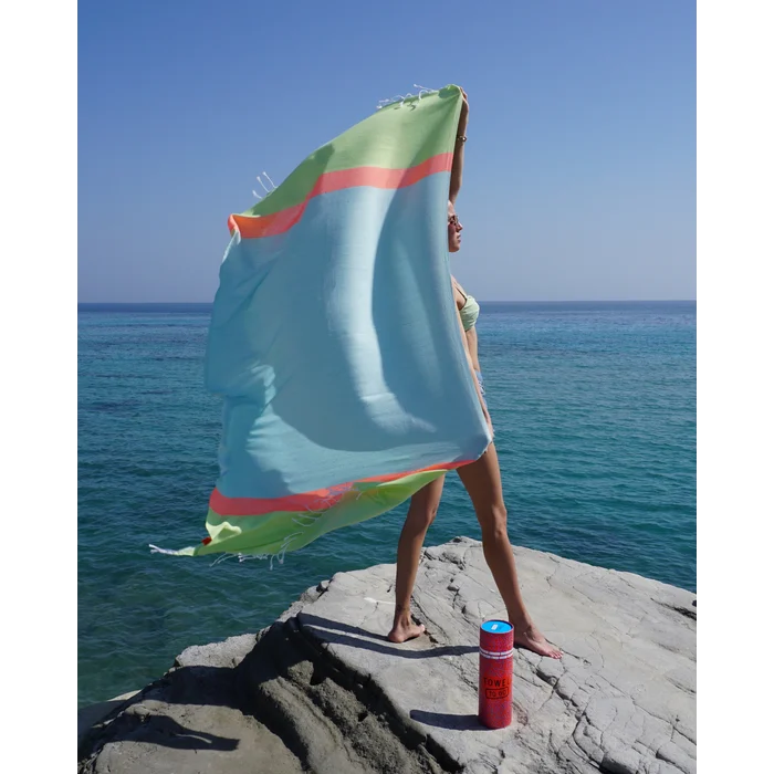 TOWEL TO GO NEON Baumwoll-Strandtuch Spa Saunatuch mit Geschenkbox - Blau und Coral