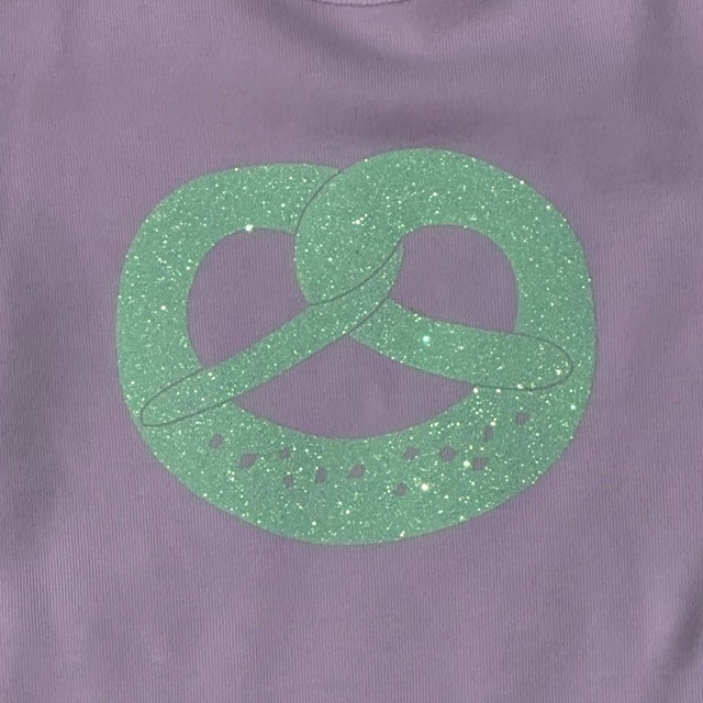 P.Eisenherz Kurzarm Body in Rosa mit Glitzer Brezel in Grün