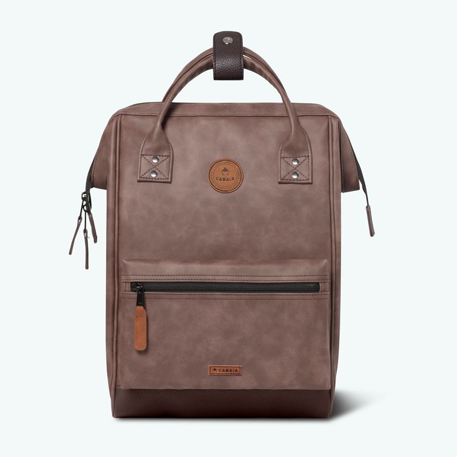 TDM-S22-ADVENTURER-MEDIUM-PAPEETE-FACE-POCHETTE-1-BD Cabaia Rucksack PAPEETE Medium mit Laptop-Fach - Braun