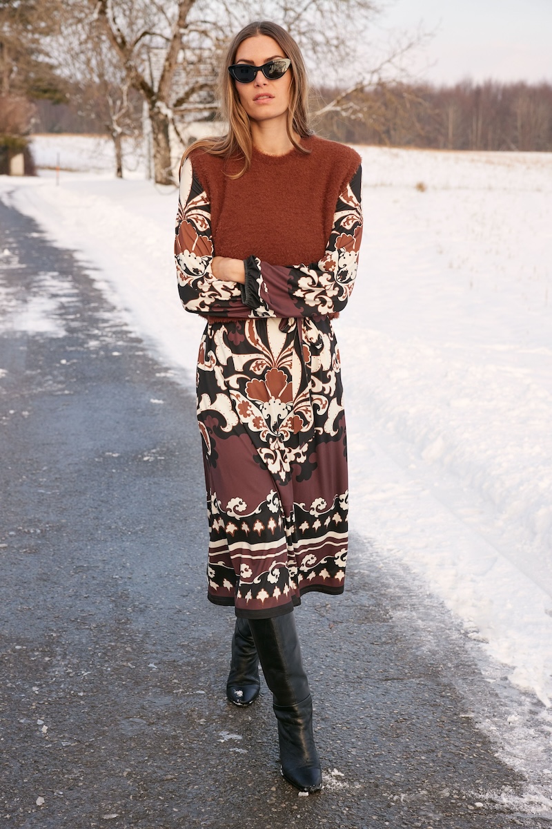 MIss Lagotte Maxikleid mit barockem Damast-Ornamentmuster in Burgunder, Creme und Schwarz