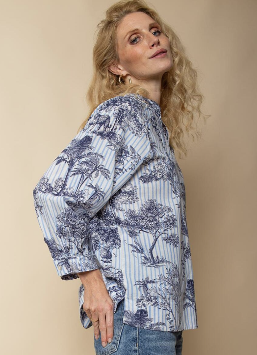 Emily van den Bergh Tunika Bluse mit V-Ausschnitt - Gestreift mit Navy Jungle Print