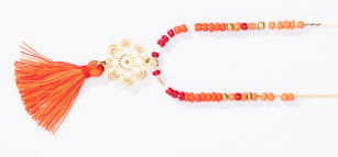 Lumisha Xana Kette mit Medaille & Quaste in Orange