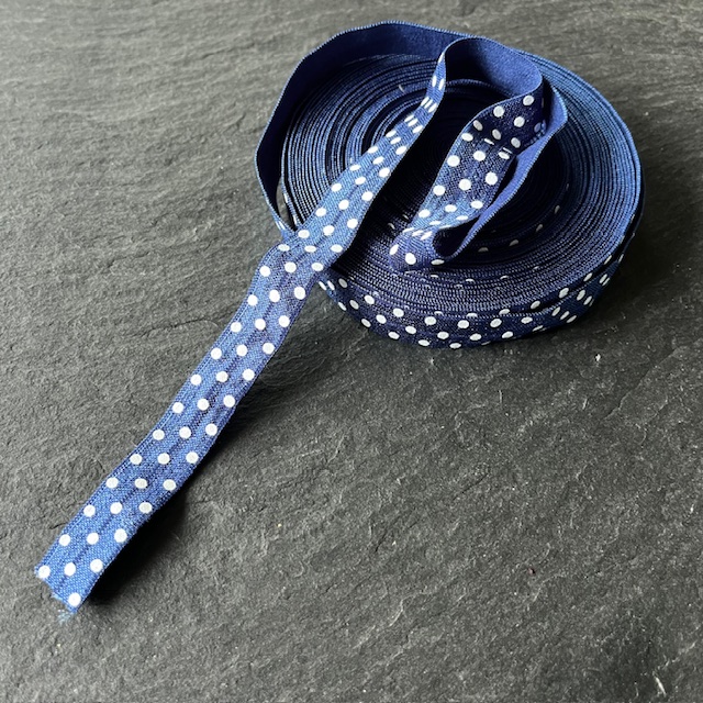 Wowzers Bastelbedarf Satin Gummiband in Navy Gepunktet - 1 Meter Wowzers Bastelbedarf Satin Gummiband in Navy Gepunktet - 1 Meter