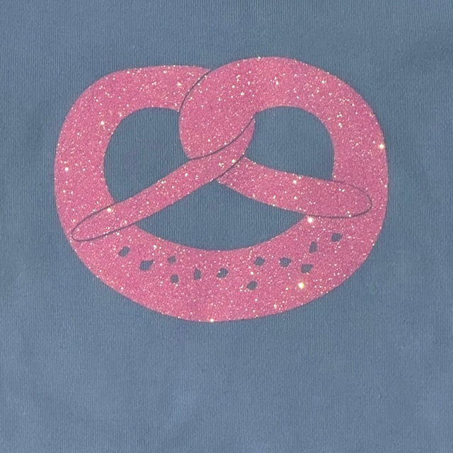 P.Eisenherz Kurzarm Body in Hellblau mit Glitzer Brezel in Rosa 