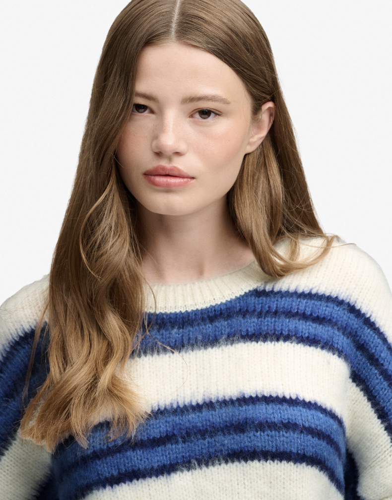 Superdry Damen Strickpullover gestreift mit lockerer Passform - Bleached Denim Blue Stripe Superdry Damen Strickpullover gestreift mit lockerer Passform - Bleached Denim Blue Stripe