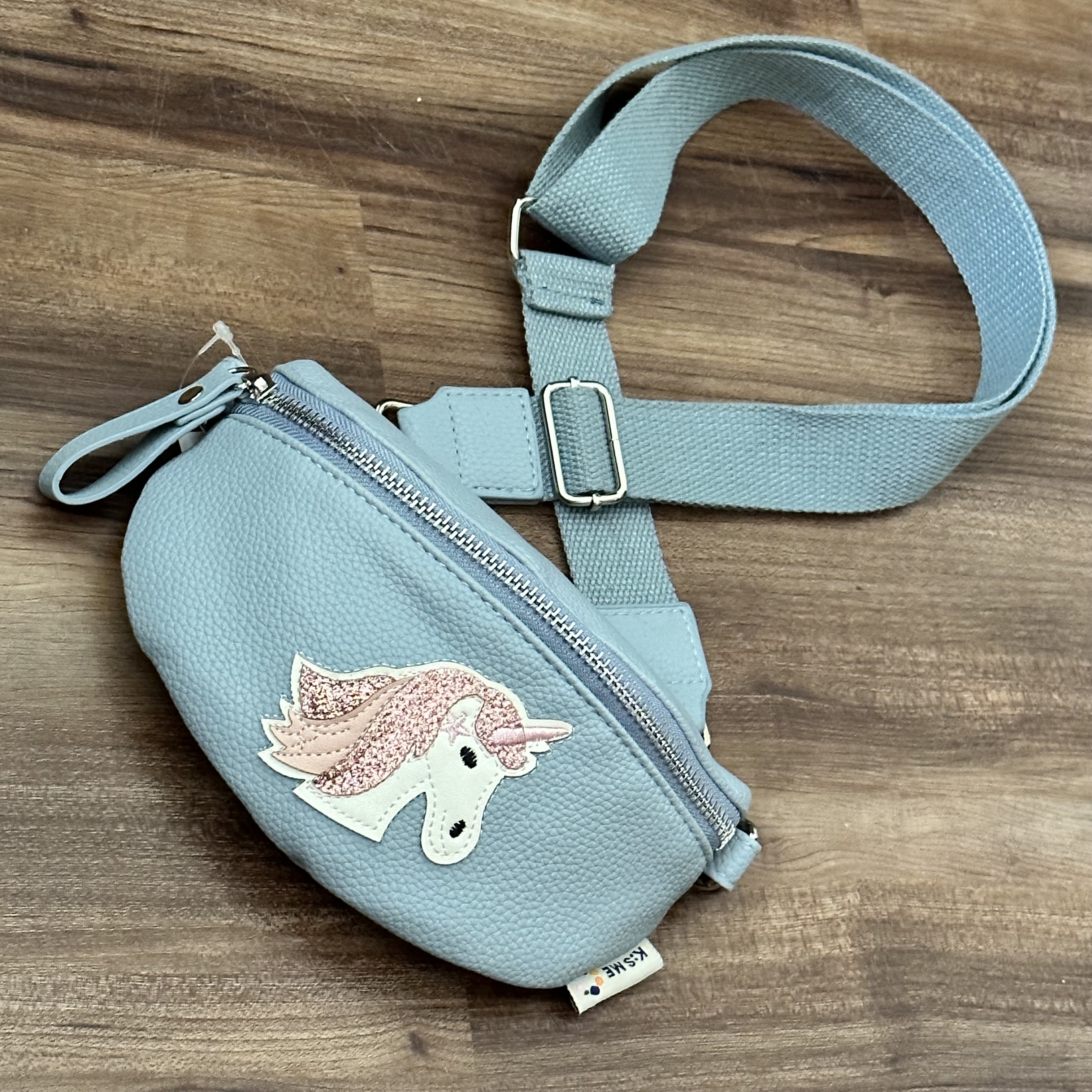 IMG_5818 KisMe Crossbody Tasche Sidebag - Einhorn in Hellblau mit grün/blauem Band