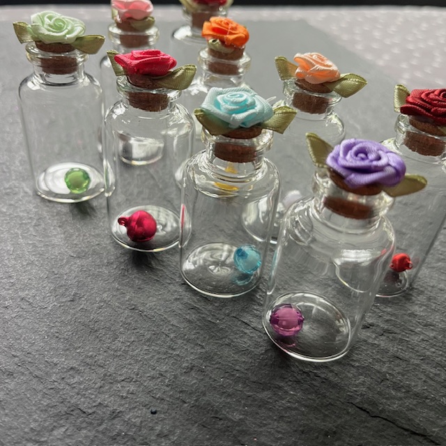 Wowzers Geschenkflaschen aus Glas mit Rose und Glitzerdeko - Geschenkverpackung für Schmuck
