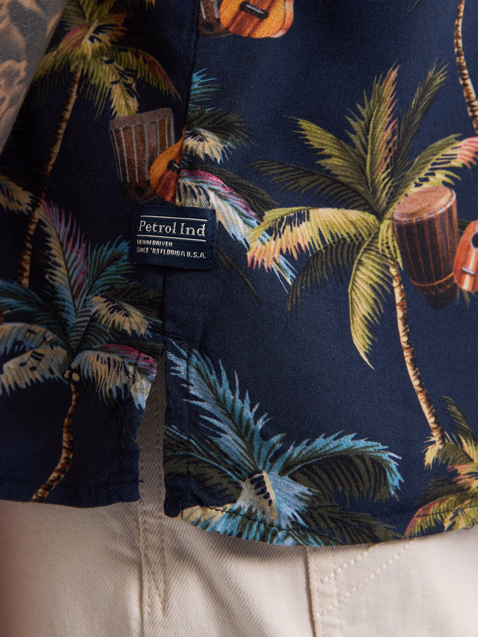 Petrol Industries Hawaii Hemd Seaforest mit All-Over Print in Navy Blau Petrol Industries Hawaii Hemd Seaforest mit All-Over Print in Navy Blau