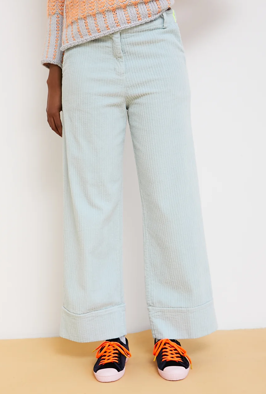 Dr Bloom Cordhose Breiter Rippen-Cord Hose in Token Blau Dr Bloom Cordhose Breiter Rippen-Cord Hose in Token Blau
