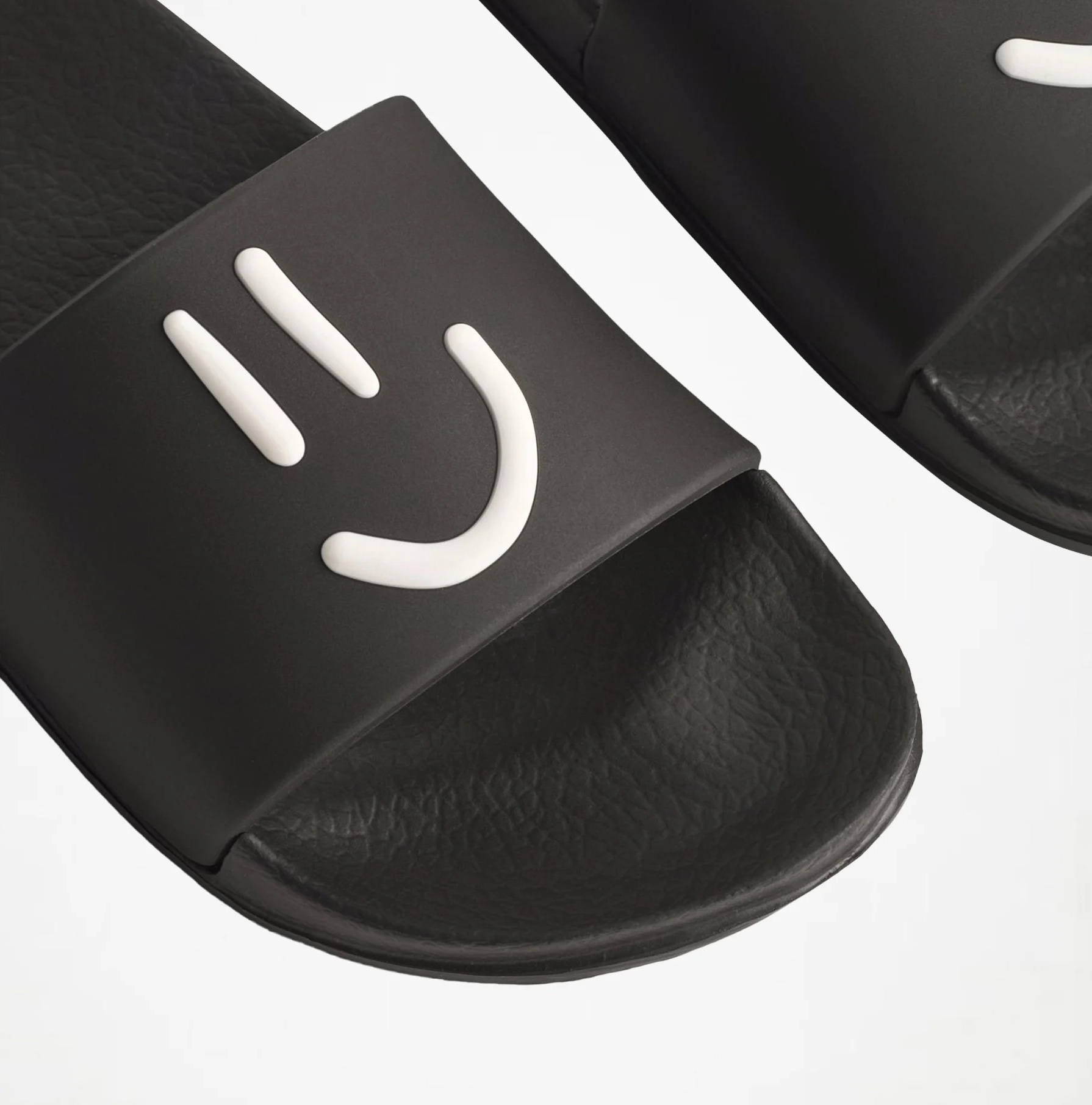 Molo Zhappy Slide Flip Flop Sandalen in Schwarz - Smily Face Molo Zhappy Slide Flip Flop Sandalen in Schwarz - Smily Face