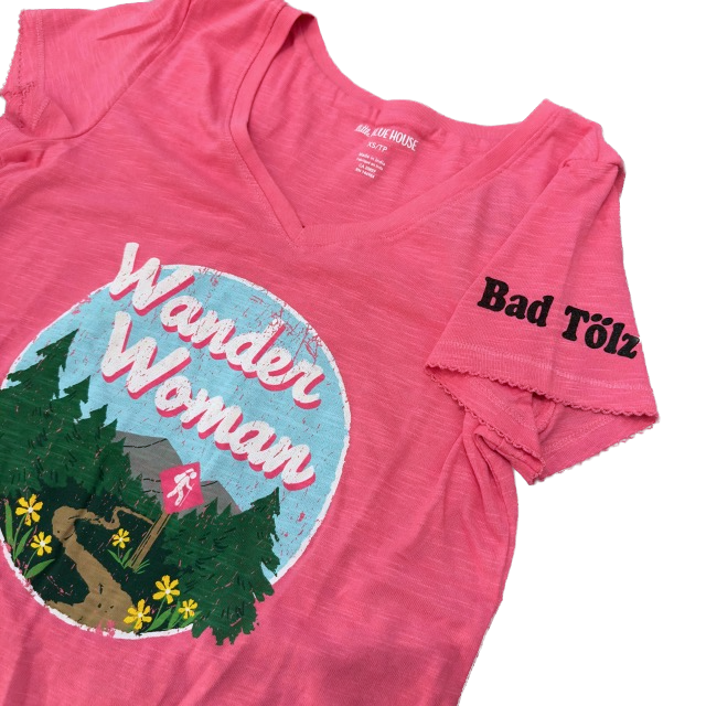 Little Blue House Kurzarm T-Shirt mit V-Ausschnitt in Pink - Wander Woman