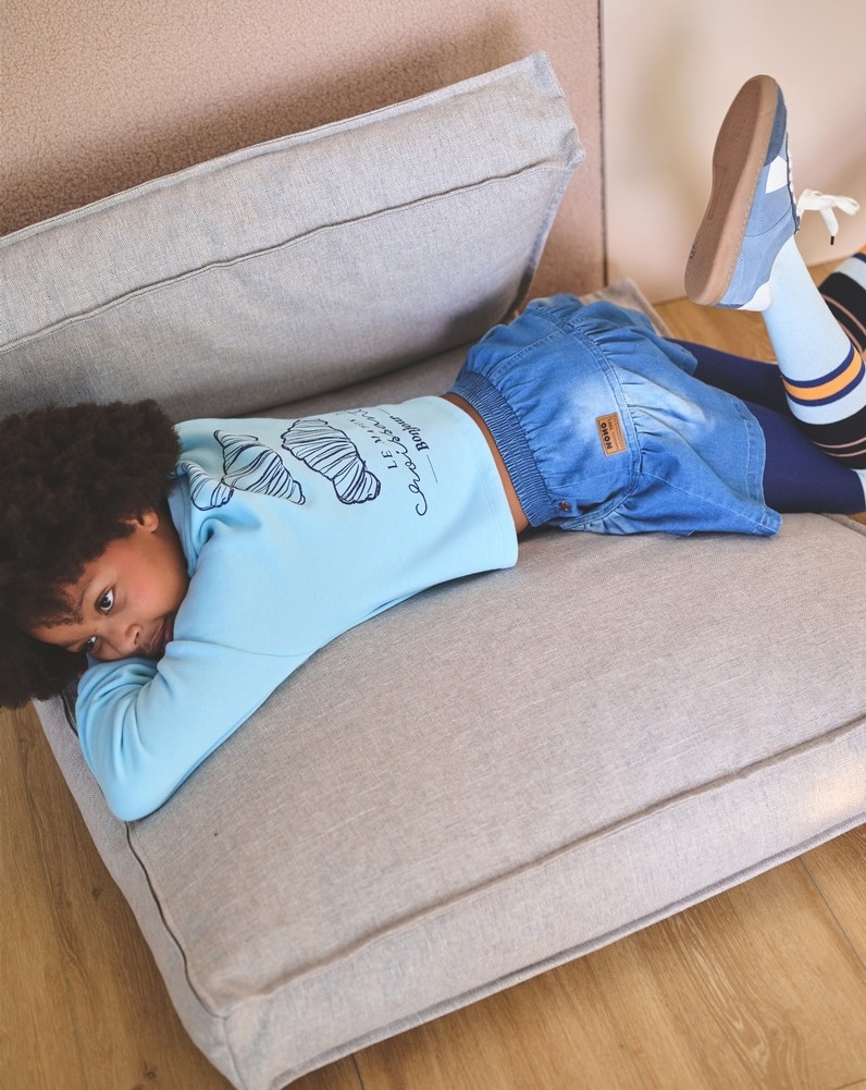 NONO Kuya Sweatshirt Bonjour in Hellblau - Croissants NONO Kuya Sweatshirt Bonjour in Hellblau - Croissants