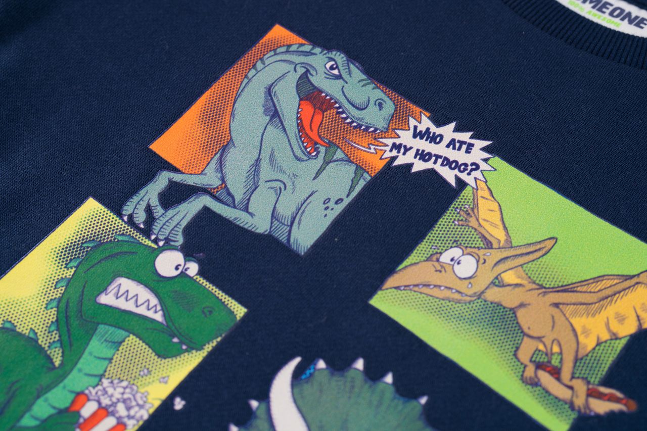 SOMEONE Sweatshirt für Kinder in Dunkelblau mit buntem Dinosaurier-Comic-Print SOMEONE Sweatshirt für Kinder in Dunkelblau mit buntem Dinosaurier-Comic-Print