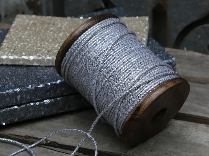 30800-00 Chic Antique Geschenk Band Silber Glitzer auf Antique Holz Spoole