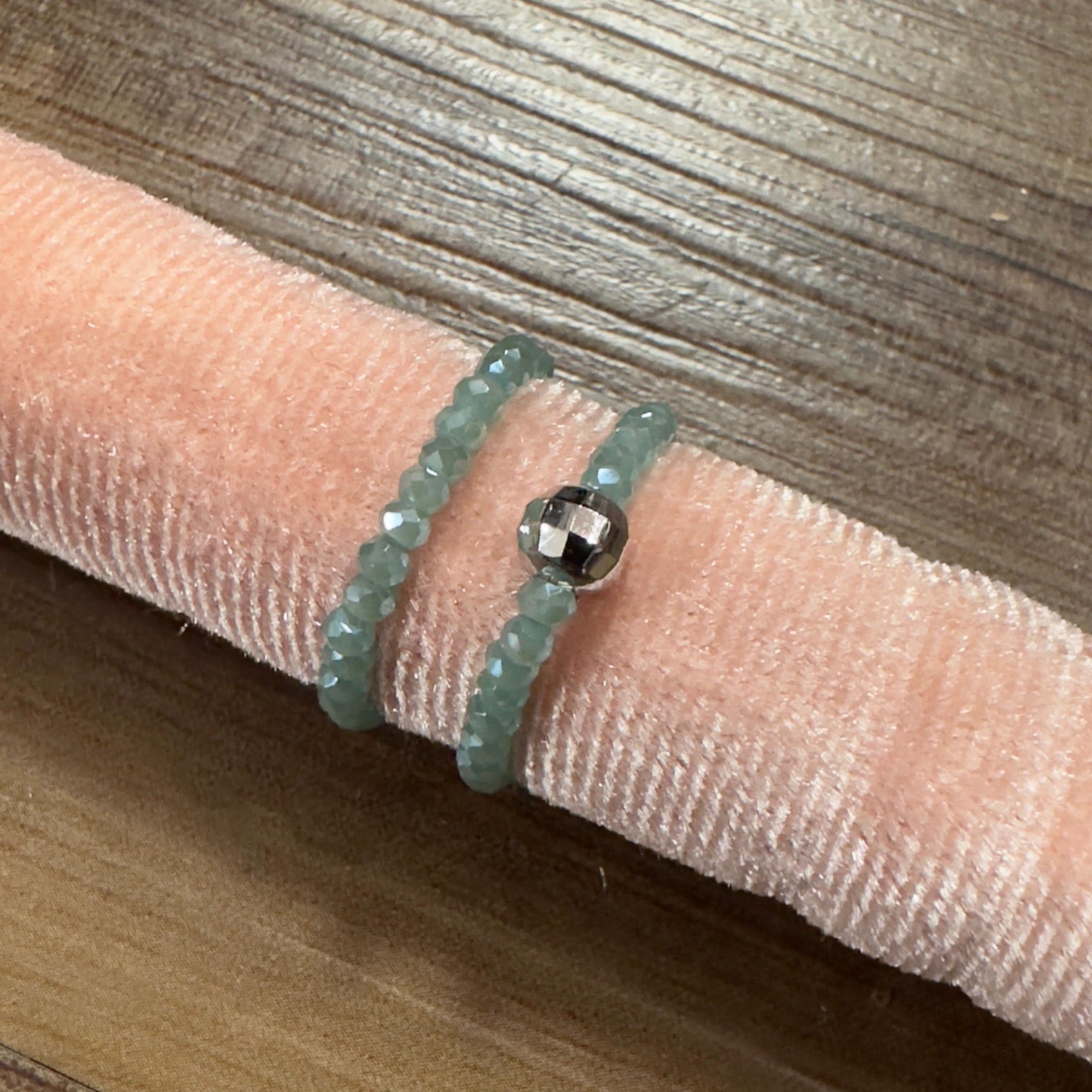 PHOTO-2023-11-07-12-45-24-1 Lua Elastisches Ring - Grüne Steine mit Silber Perle
