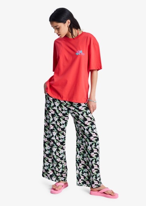 Roxy Hangloose Poster T-Shirt in Hibiskus Rot für Frauen mit Backprint - Fresh Coconut Roxy Hangloose Poster T-Shirt in Hibiskus Rot für Frauen mit Backprint - Fresh Coconut