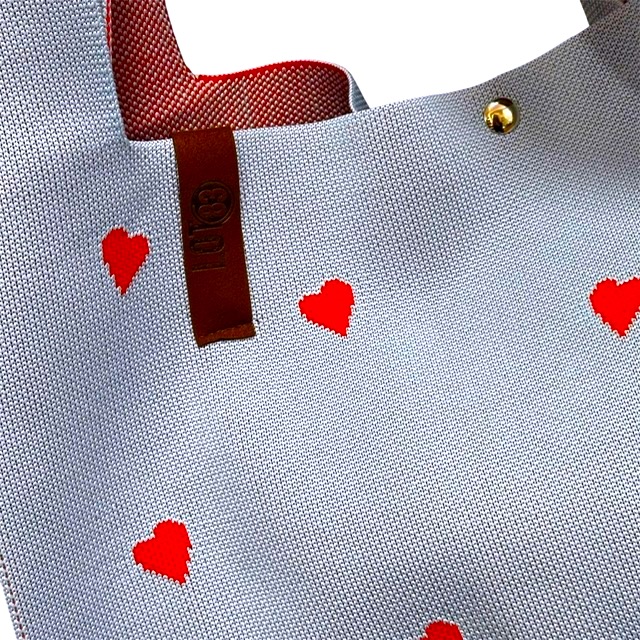 LOT83 Gestrickte Shopper Tasche mit mit Druckknopf - Hellblau mit Herzen Allover LOT83 Gestrickte Shopper Tasche mit mit Druckknopf - Hellblau mit Herzen Allover