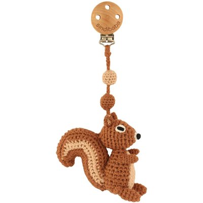 Sindibaba Kinderwagen-Clip mit Rassel Häkeltier Eichhörnchen in braun