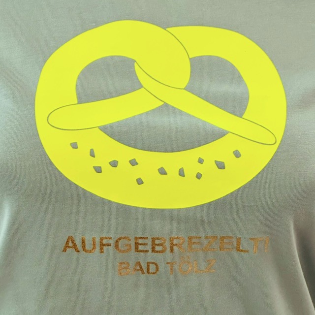 P. Eisenherz Kurzarm T-Shirt in Salbei Grün mit Neon Gelb Breze - Aufgebrezelt Bad Tölz