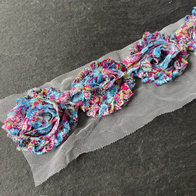 Wowzers Shabby Chic Stoffblumen Blüten am Band - Ditsy Blumen Pink & Blau - 3 Blumen 