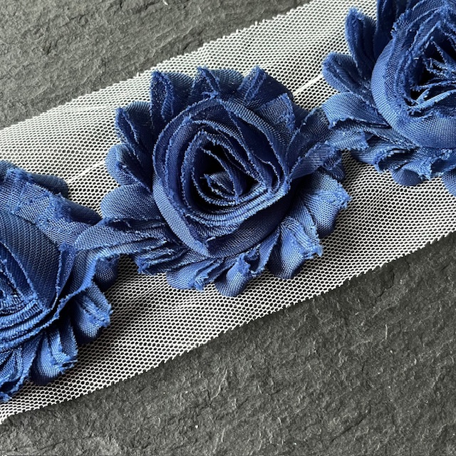 Wowzers Shabby Chic Stoffblume Blüte am Band - Navy Blau - 3 Blumen Wowzers Shabby Chic Stoffblume Blüte am Band - Navy Blau - 3 Blumen