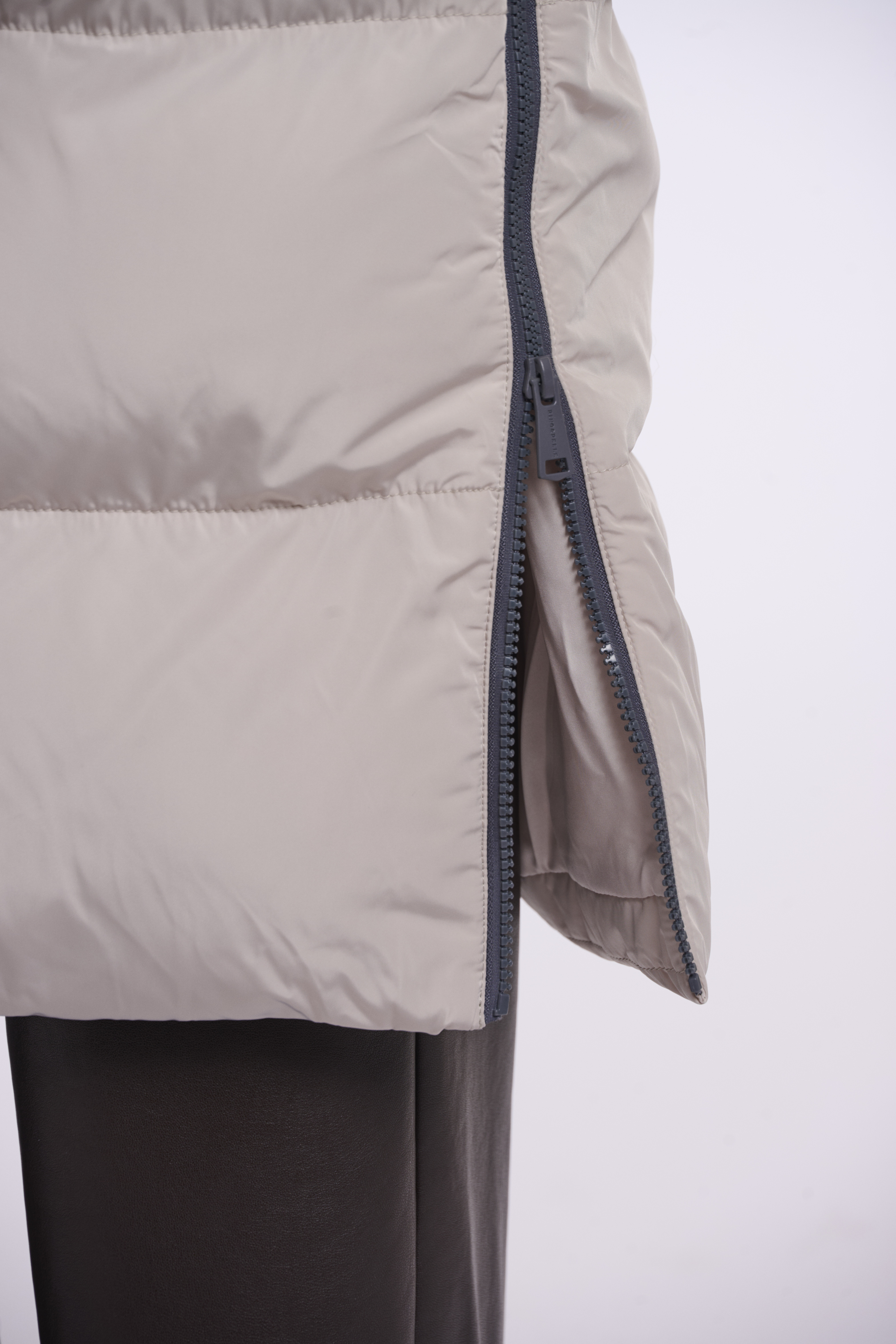 Rino & Pelle Keilafur Winter Puffer Mantel in Stone mit Faux Fell und Kapuze