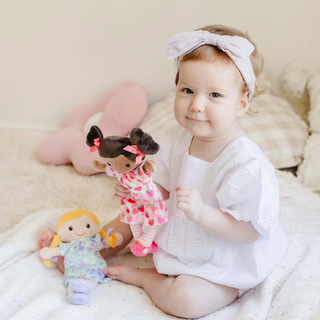 Tiger Tribe Mini Puppe Stoffpuppe Charlie mit Mint Blumen Kleid & Zöpfe Blond