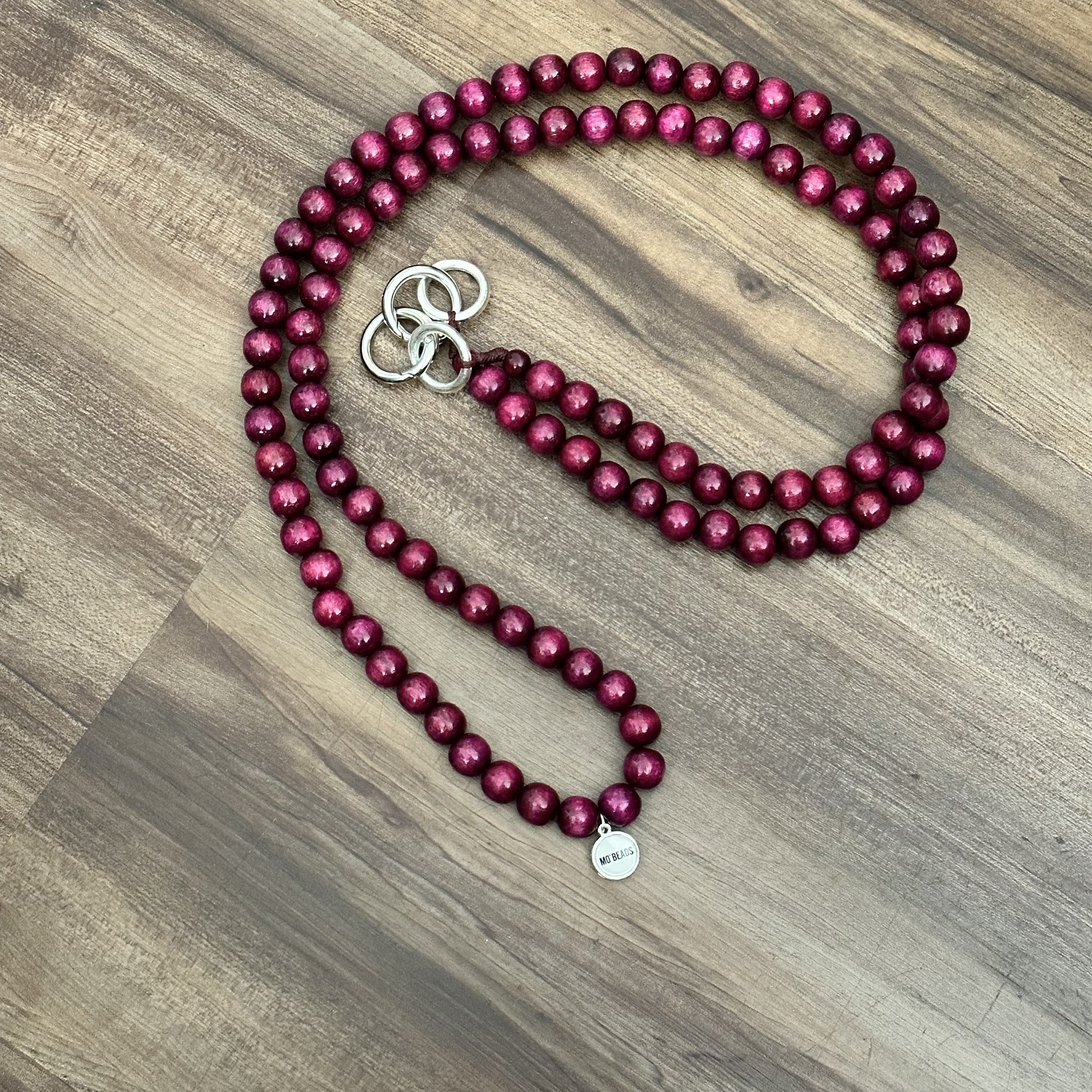 IMG_6365 Mo Beads Holzperlen Handykette in Beerenrot