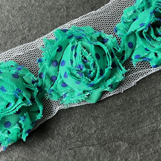 Wowzers Shabby Chic Stoffblume Blüte am Band - Grün Blau Gepunktet - 3 Blumen Wowzers Shabby Chic Stoffblume Blüte am Band - Grün Blau Gepunktet - 3 Blumen