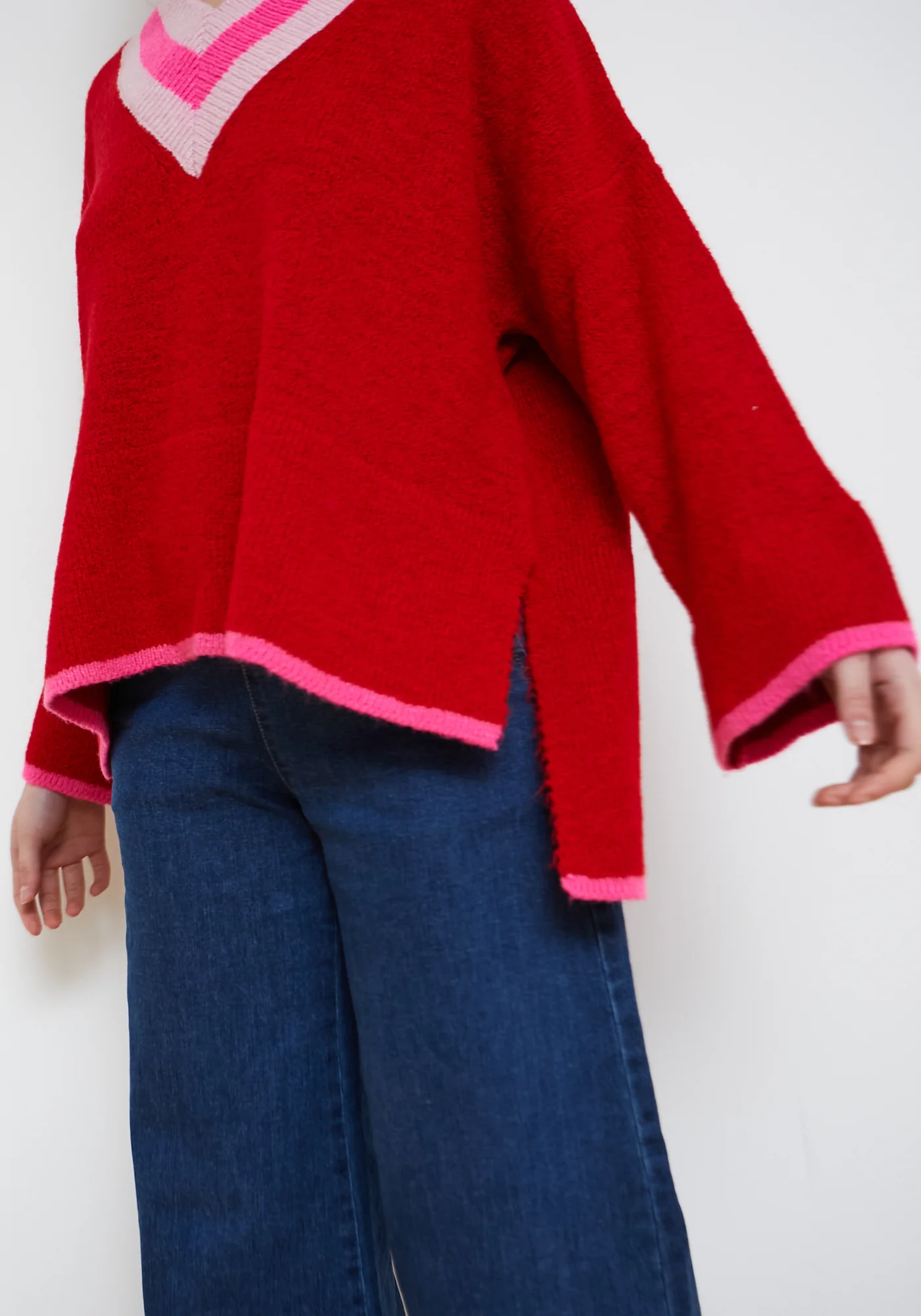Dr Bloom Hug Pullover in Rot - Oversized Strickpulli mit V-Ausschnitt Dr Bloom Hug Pullover in Rot - Oversized Strickpulli mit V-Ausschnitt