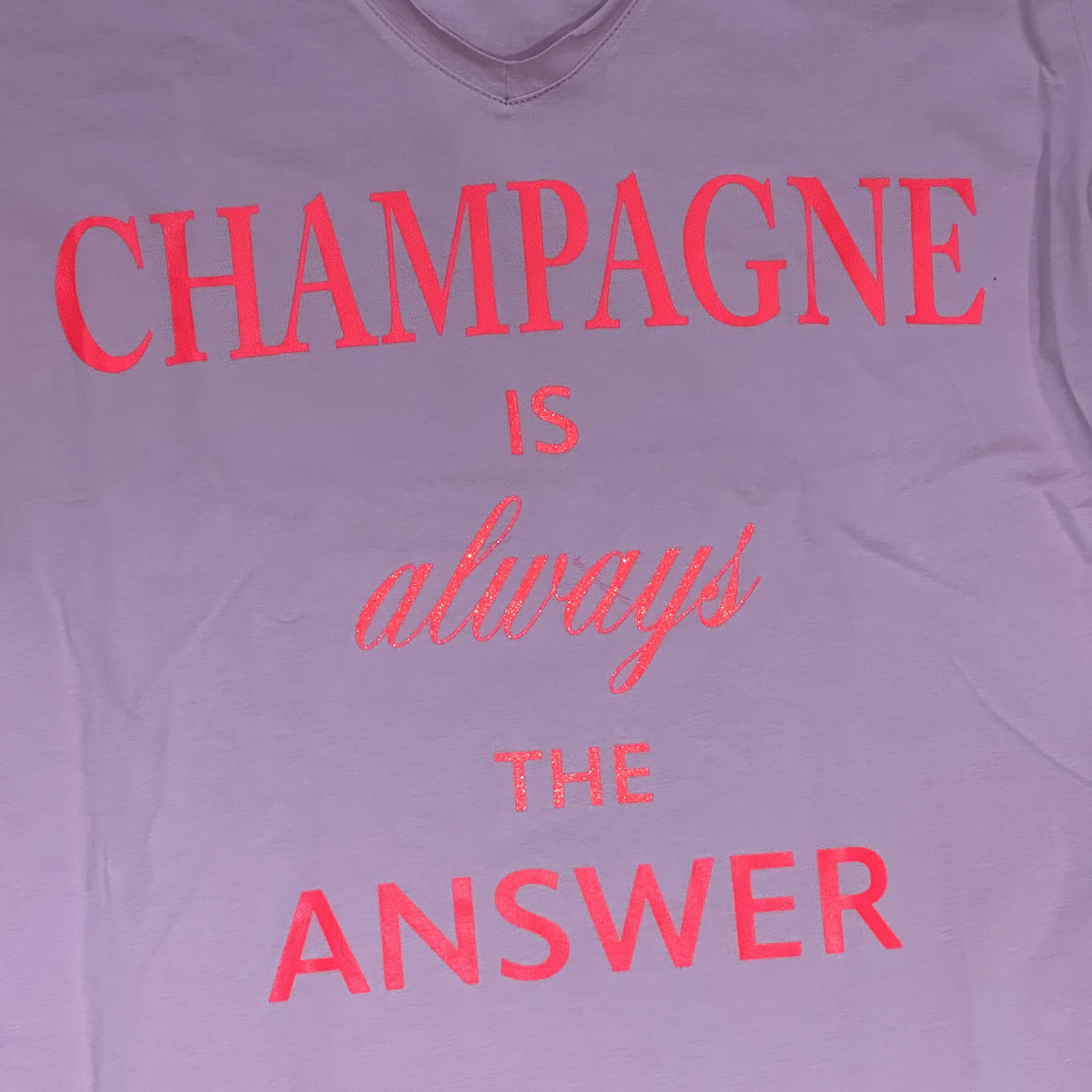 Miss Goodlife kurzarm T-Shirt in Flieder - Neon Pink Champagne is always the answer