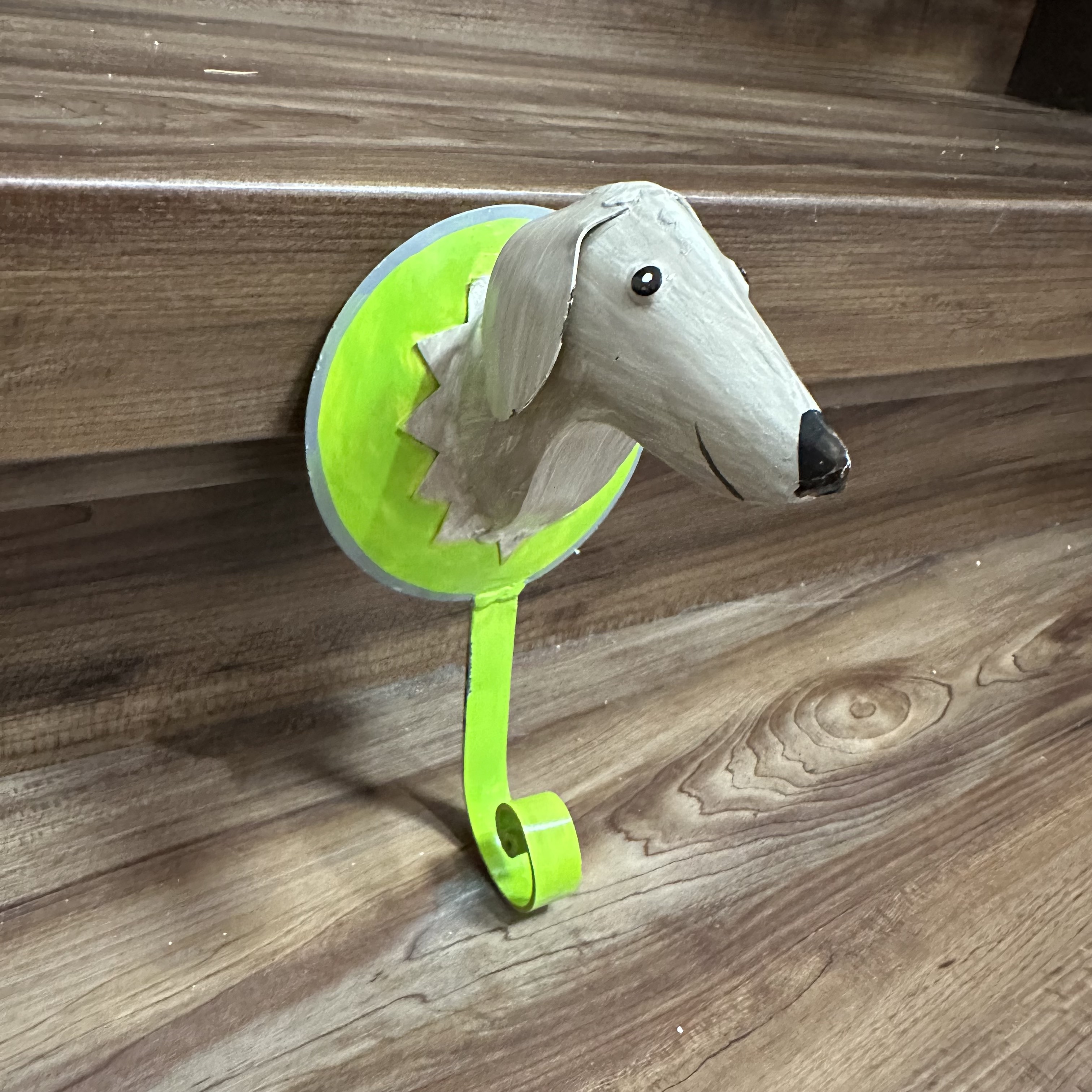 Pape Kunstgewerbe Wandhaken - Hund in Hellbraun auf Grün Pape Kunstgewerbe Wandhaken - Hund in Hellbraun auf Grün